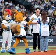 【日本ハム】試合前に異例・公開プロポーズ、田宮、奈良間ら拍手、嵐「Ｏｎｅ　Ｌｏｖｅ」も流れエスコン大歓声