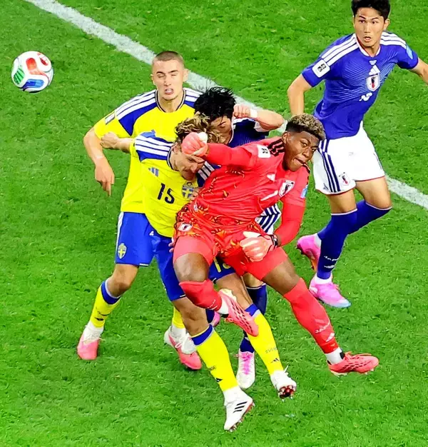 【Ｗ杯】「準備はできていました」神セーブを連発の鈴木彩艶、アジア杯８強敗退で批判も恩師に返した意外な反応