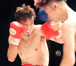 辰吉丈一郎の次男・寿以輝がリング上で涙「見守る会の会長がお亡くなりになって、弔いとして勝つことができてよかった」再起３戦目は判定勝ち