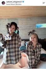 重盛さと美が「けしからん」シャツ１枚「見えてもいいやつ？」「たまらん」「１７歳にしか見えない」「可愛すぎて、ヤバっ」