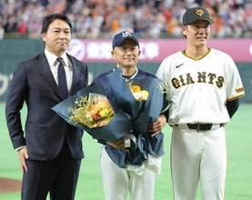 【巨人】坂本勇人＆長野久義氏が今季限りで引退のヤクルト・石川雅規に花束贈呈　