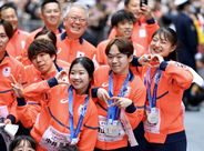 【五輪パレード】りくりゅう、坂本花織、高木美帆ら１１５人が日本橋に集結　橋本聖子会長のあいさつで開幕…冬季初のパレード