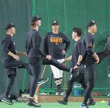 「【巨人】内海哲也コーチが４４歳の誕生日　試合前練習で投手陣から祝福される」の画像1
