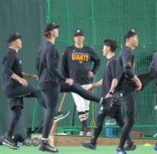 【巨人】内海哲也コーチが４４歳の誕生日　試合前練習で投手陣から祝福される