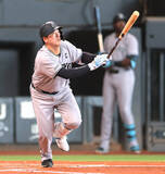 「巨人・岸田行倫「キャビーの流れに乗れました」３年ぶり２本目の逆方向２号ソロ　猛打４出塁で今季初先発の西舘を援護」の画像1