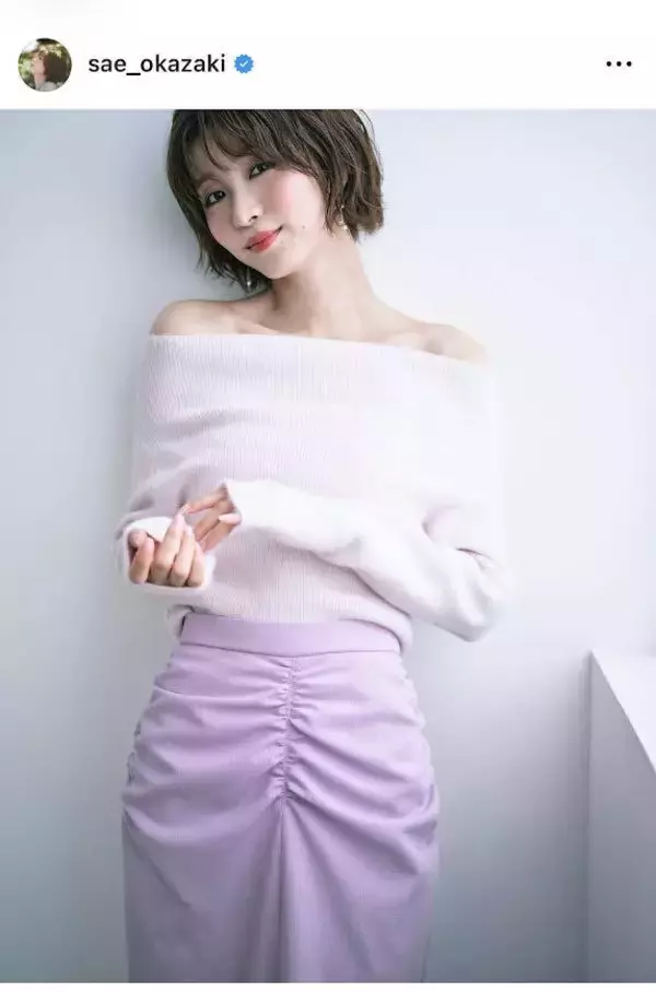 「大人セクシー」「表情エグ」岡崎紗絵、オフショルで美デコルテあらわ…モデルショットで魅了「ズルい」「透明感やば」