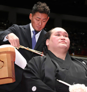 昨年引退の元プロ野球選手・中田翔さん、元照ノ富士の伊勢ケ浜親方断髪式でハサミ「参加できて光栄」