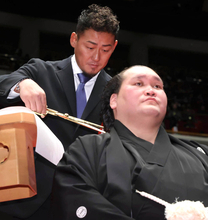 昨年引退の元プロ野球選手・中田翔さん、元照ノ富士の伊勢ケ浜親方断髪式でハサミ「参加できて光栄」