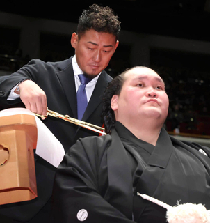 昨年引退の元プロ野球選手・中田翔さん、元照ノ富士の伊勢ケ浜親方断髪式でハサミ「参加できて光栄」