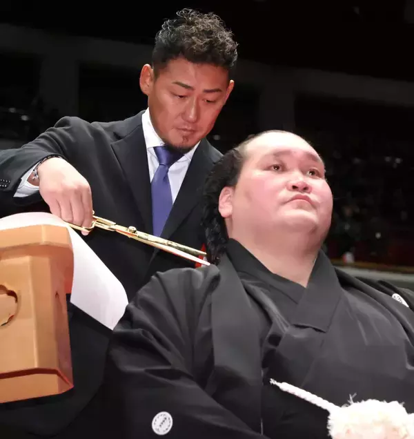 昨年引退の元プロ野球選手・中田翔さん、元照ノ富士の伊勢ケ浜親方断髪式でハサミ「参加できて光栄」