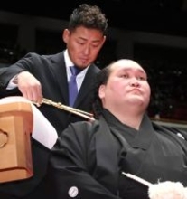 昨年引退の元プロ野球選手・中田翔さん、元照ノ富士の伊勢ケ浜親方断髪式でハサミ「参加できて光栄」