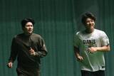 「【巨人】泉口友汰と石塚裕惺がキャンプ最後の休養日に汗　今キャンプ３度目の休日返上　あすから最終クール」の画像1