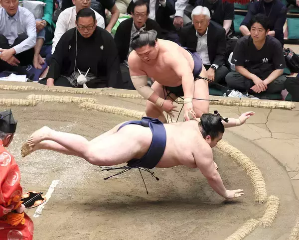 若隆景が３敗同士の一番に勝利　豪ノ山に勝ち、首位を１差で追う