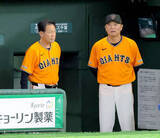 「【巨人】ベースコーチも新しい布陣に　吉川大幾コーチがベンチ入りで三塁コーチャー　三塁コーチャーの川相昌弘ディフェンスチーフがベンチに」の画像1