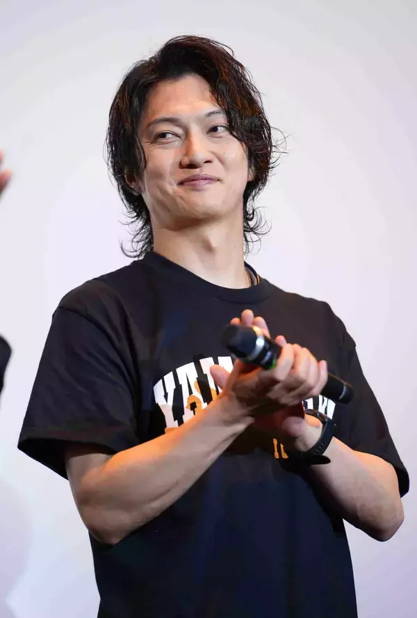 喜矢武豊　公開記念舞台あいさつ「５回見てから面白くなります、あと４回はご覧になって」