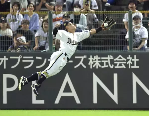 【オリックス】ド根性！　杉沢龍がダイビングキャッチ試みて左脇腹付近を強打もグラウンドに帰還　場内は大拍手