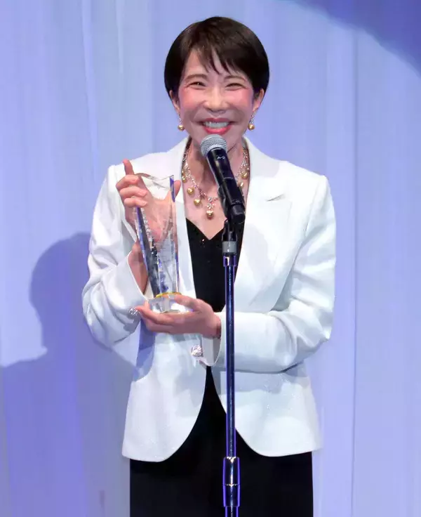 高市早苗首相　普段身につけている真珠のジュエリーは「ほとんどが母親の形見」ベストドレッサー賞特別賞に喜び
