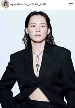 ４１歳・綾瀬はるかにくぎ付け「ワオ」「ちょっと」ジャケットの中「おぉーーー」「雰囲気違う」「ギャップ」」