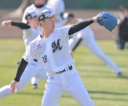 【ロッテ】ドラフト１位・石垣が元気にキャンプイン…背番１８のユニホームでキャッチボール