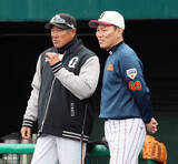 「【巨人】侍ジャパン・井端弘和監督が２軍キャンプを電撃訪問　石井琢朗２軍監督と談笑　２人合わせて４３４４安打のレジェンド同士」の画像1