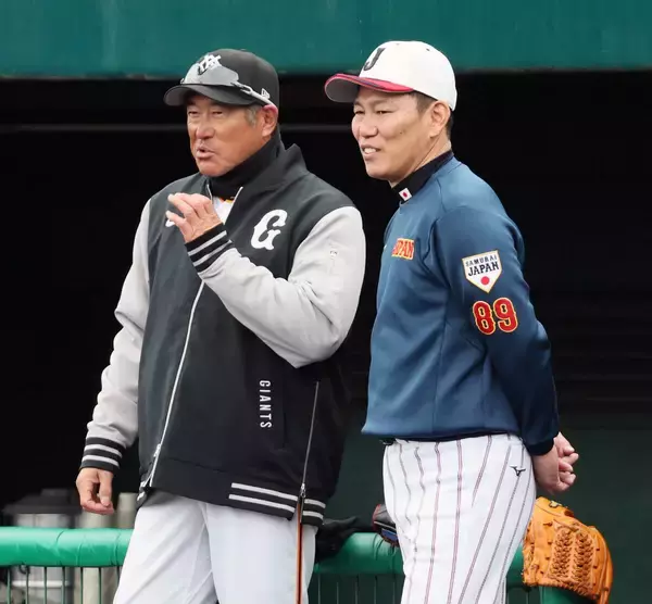 【巨人】侍ジャパン・井端弘和監督が２軍キャンプを電撃訪問　石井琢朗２軍監督と談笑　２人合わせて４３４４安打のレジェンド同士