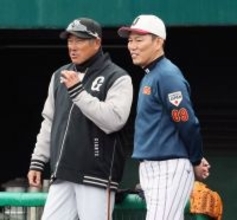 【巨人】侍ジャパン・井端弘和監督が２軍キャンプを電撃訪問　石井琢朗２軍監督と談笑　２人合わせて４３４４安打のレジェンド同士