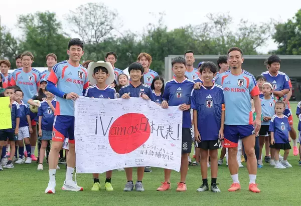 【Ｗ杯】子どもたちから「ブラボー」なエール　日本代表練習開始前に現地の補習校の子どもたち６５人と交流