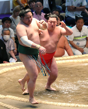 新十両・嵐富士が白星発進　赤色の締め込みは「新十両なので、ど派手にいこうと」　応援に来た母と弟に白星を届ける…名古屋場所初日