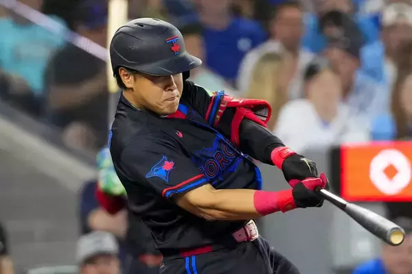 岡本和真が２３年サイ・ヤング賞から内野安打、２試合ぶり安打　８月初アーチに期待
