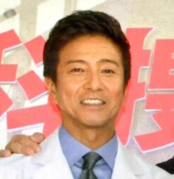 風間トオル　大物女優と花を持って２ショット！人気ドラマ完結に惜しむ声「永久保存版」「ほんとに悲しい」