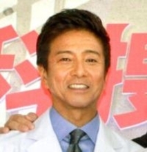 風間トオル　大物女優と花を持って２ショット！人気ドラマ完結に惜しむ声「永久保存版」「ほんとに悲しい」