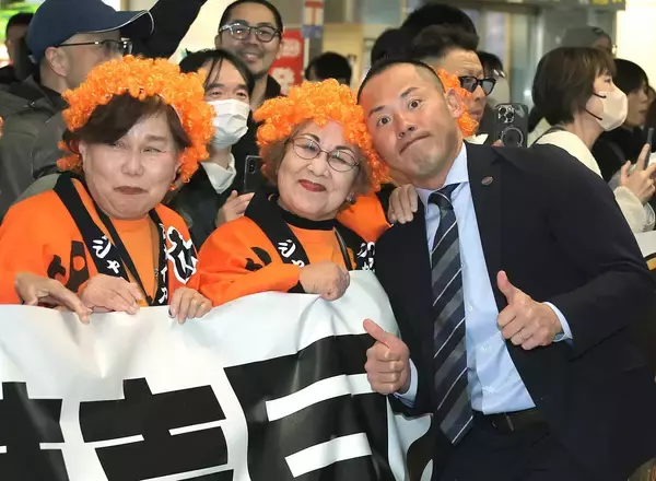 【巨人】矢野謙次コーチが青島べっぴん俱楽部メンバーから熱烈歓迎