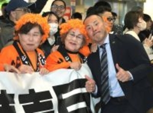 【巨人】矢野謙次コーチが青島べっぴん俱楽部メンバーから熱烈歓迎