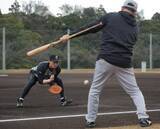 「【巨人】浦田俊輔が早出で守備練習　”川相塾”では恒例のあのグラブを使っての練習」の画像1