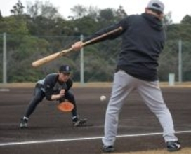 【巨人】浦田俊輔が早出で守備練習　”川相塾”では恒例のあのグラブを使っての練習