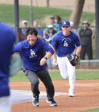 ドジャースの守備練習に参加したまさかの日本人　米国代表捕手に追いかけられ右脚押さえる「あしたの朝…」