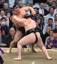 安青錦が連敗を３でストップ　高安に勝ち、ようやく４勝目