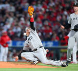 「【巨人】ミスミス鬼門の強風マツダで黒星スタート…先発ウィットリーは一発攻勢に失策が絡んで５失点　打線は７回に４連打で意地の２点も」の画像1