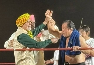 “インドの狂虎”タイガー・ジェット・シン、約１５年ぶり「日本マット」登場でサーベルで観客を殴打…頭部を出血するアクシデントで救急搬送