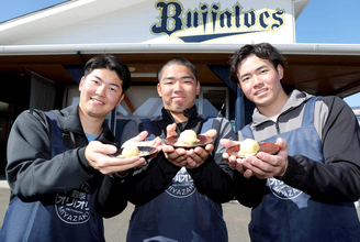 【オリックス】ドラ３・佐藤龍月が餅のように「しっかり『粘れる』投手に」郷土料理「ねりくり」作り体験