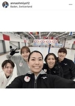 ミラノ五輪カーリング代表・フォルティウス「コルティナの選手村へ向けて出発します」近江谷杏菜がメンバー集合ショット公開