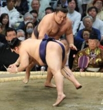 関脇・霧島が１敗で首位守る　頭からぶつかり「一瞬くらっとなった」