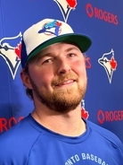 ブルージェイズで岡本和真に続いてメジャーデビュー！「目を閉じて祈っていた」エリートルーキー・岡本とは違う異色の中継ぎ右腕が記念球ゲット