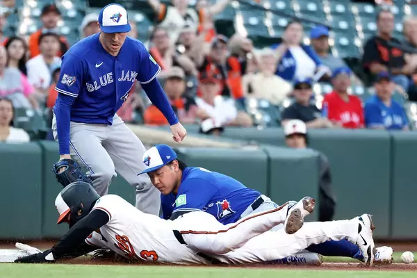 岡本和真、メジャー初から３試合連続死球の珍現象　初回の三塁守備では“ダブル失策”　２戦連発１２号なるか