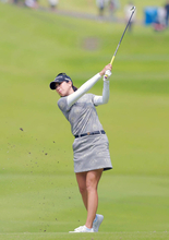 【女子ゴルフ】１４年ぶりの優勝目指す木戸愛が１７番で痛恨のセカンドＯＢ…　首位の吉田鈴と３打差に