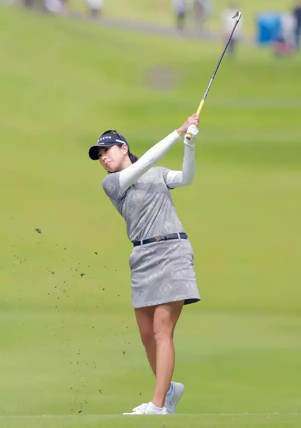 【女子ゴルフ】１４年ぶりの優勝目指す木戸愛が１７番で痛恨のセカンドＯＢ…　首位の吉田鈴と３打差に