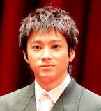 「「同じ人？」「誰かと思った」山田裕貴の眉毛が！雰囲気ガラリ「ずいぶん変わりますね〜」「イメチェンですね！」「目ヂカラ魅力的」」の画像1