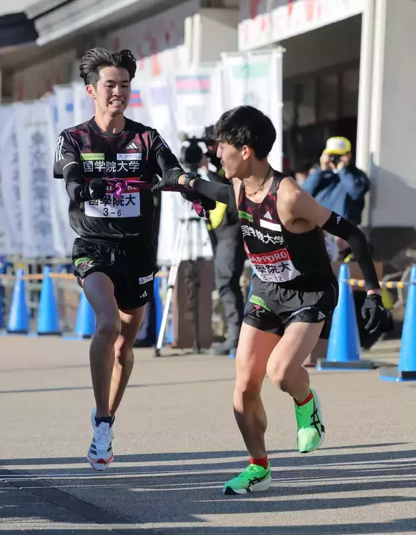 【箱根駅伝】国学院大・高山豪起が力走　青学大と約２分差を詰め４→２位でタスキリレー