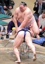 新入幕の羽出山が９日目でようやく初白星　テレビ解説の師匠、玉ノ井親方の前で勝利