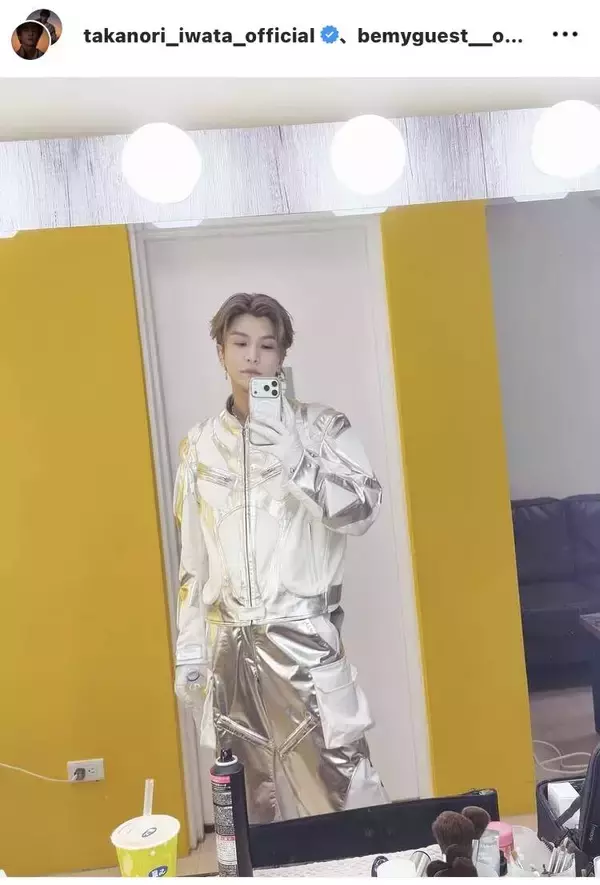 岩田剛典「海外での記念すべき初ライブ」衣装ショット披露！「忘れられない夜になりました。